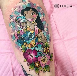 Tatuaje estilo acuarela Lilo & Stitch en la pierna